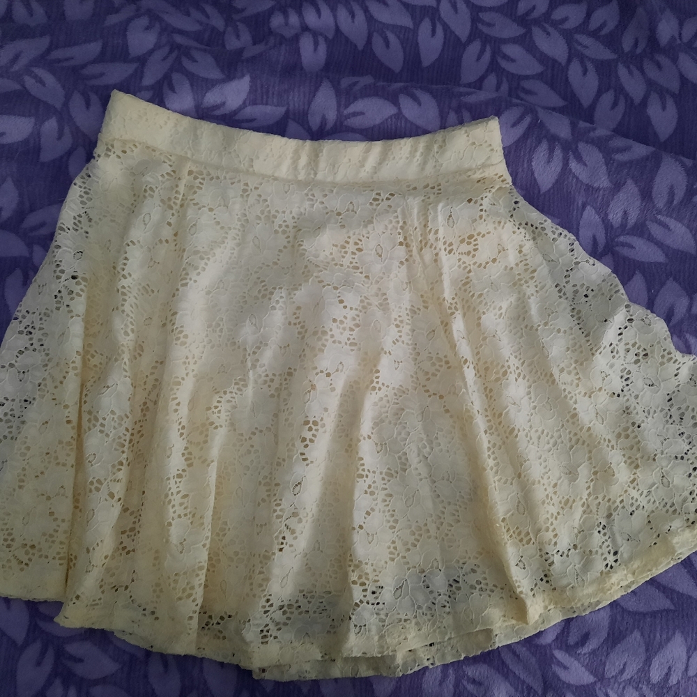 Lacy, cream colored skirt, size M